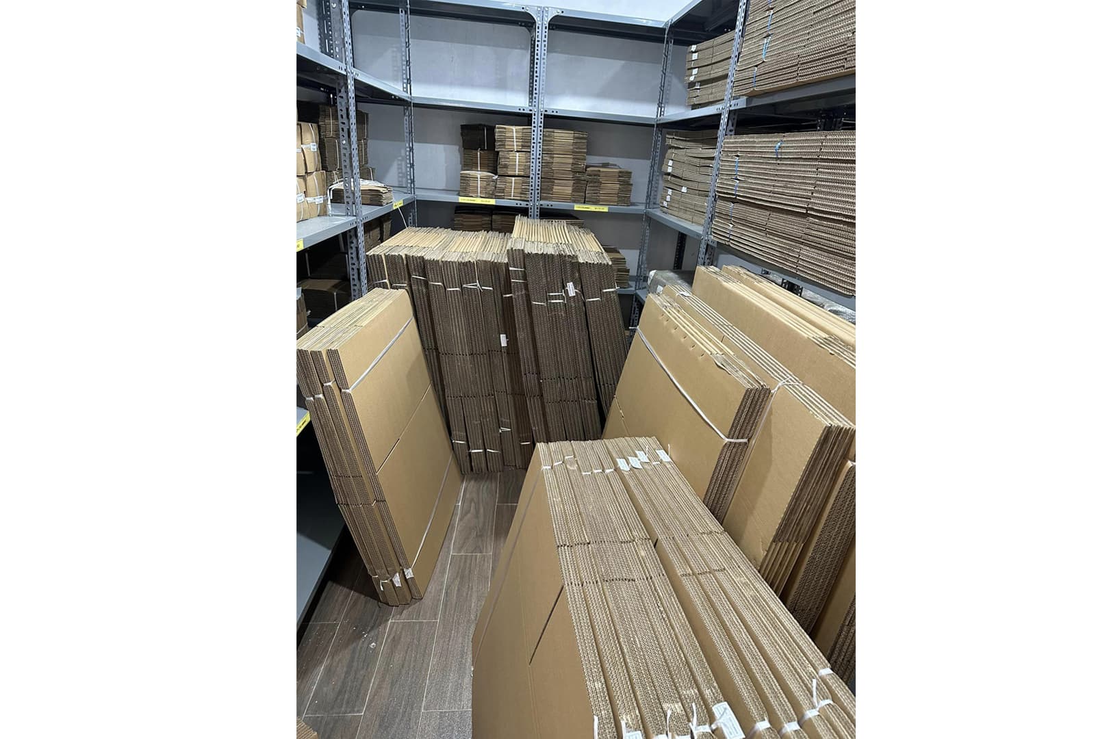 Ảnh: hộp carton được để ở nơi khô giáo thoáng khí